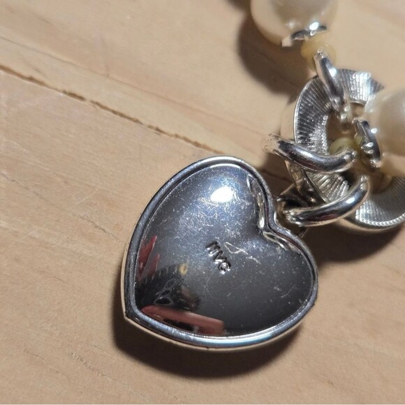 Faux Pearl Stretch Bracelet Silver Tone Crystal Heart Charm NVC Marked - Picture 5 of 5